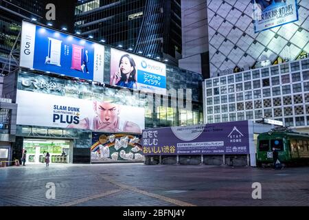 Plakatwand, die sagt, "nach Hause zu bleiben", um die Leute zu überzeugen, während der Krise von Covid-19 die Straße in Shibuya zu verlassen. Die japanische Regierung hat den Ausnahmezustand ausgerufen, um das ganze Land zu bedecken und wird bis zum 6. Mai andauern. Der Gouverneur von Tokio, Yuriko Koike, hat Restaurants und Bars gebeten, um 20 Uhr als vorbeugende Maßnahme gegen COVID-2019 geschlossen zu werden. Stockfoto