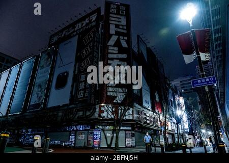 Geschlossen Yodobashi Shinjuku-Laden während der Covid-19-Krise. Die japanische Regierung hat den Ausnahmezustand ausgerufen, um das ganze Land zu bedecken und wird bis zum 6. Mai andauern. Der Gouverneur von Tokio, Yuriko Koike, hat Restaurants und Bars gebeten, um 20 Uhr als vorbeugende Maßnahme gegen COVID-2019 geschlossen zu werden. Stockfoto