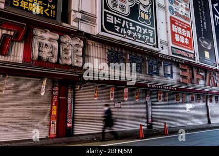 Geschlossen Yodobashi Shinjuku-Laden während der Covid-19-Krise. Die japanische Regierung hat den Ausnahmezustand ausgerufen, um das ganze Land zu bedecken und wird bis zum 6. Mai andauern. Der Gouverneur von Tokio, Yuriko Koike, hat Restaurants und Bars gebeten, um 20 Uhr als vorbeugende Maßnahme gegen COVID-2019 geschlossen zu werden. Stockfoto