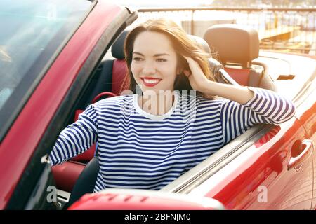 Schöne junge Frau im Auto Stockfoto