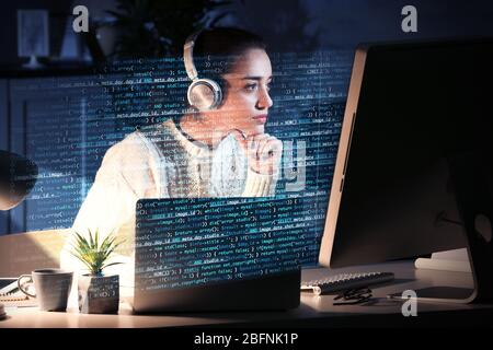 Junge Frau, die mit Computer am Tisch arbeitet. Konzept des Cyberangriffs Stockfoto