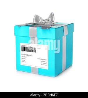 Paket-Geschenkbox mit Tracking-Code auf weißem Hintergrund Stockfoto