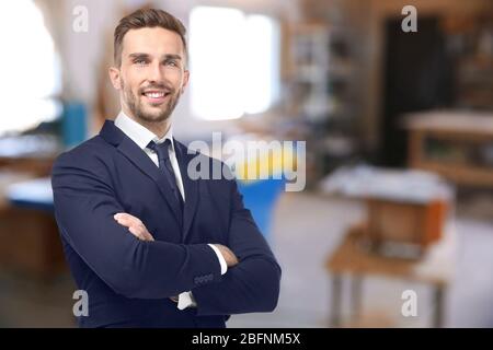 Inhaber des Unternehmens in seiner Schreinerei Stockfoto