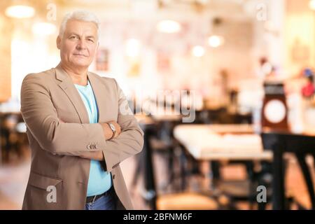 Inhaber des Geschäfts in seinem Restaurant Stockfoto