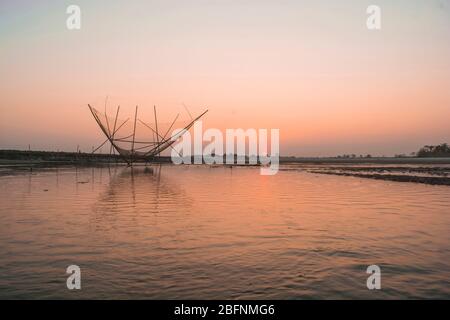 Sonnenuntergang am Fluss Brahmaputra auf der Insel Majuli, Assam. Stockfoto