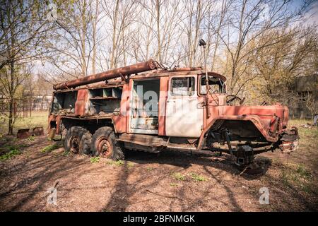 Alten rostigen verlassenen Sowjetischen fire truck in der Sperrzone von Tschernobyl in der Ukraine Stockfoto