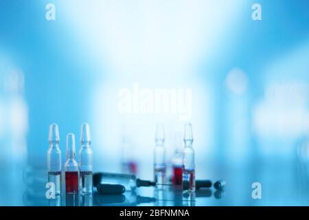 Medizinische Spritze und Fläschchen auf Tisch im Krankenhaus Stockfoto