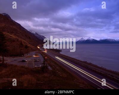 Abendverkehr auf dem Seward Highway entlang Turnagain Arm in der Nähe von Anchorage, Alaska 09. November 2018. Stockfoto