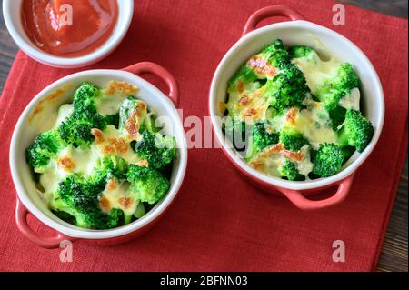 Zwei Töpfe mit gebackenem Brokkoli und Käse Stockfoto