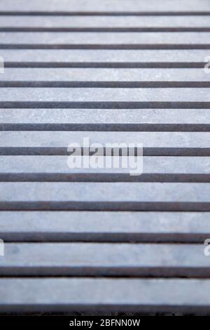 Nahaufnahme eines bläulichen Metallgrandes. Stahlgitter. Rahmen mit horizontalen Linien gefüllt. Strukturierter abstrakter Hintergrund. Stockfoto