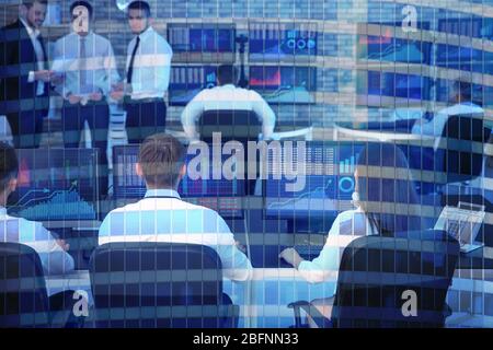 Doppelbelichtung des modernen Gebäudes und der Leute, die im Büro arbeiten. Konzept des Finanzhandels Stockfoto