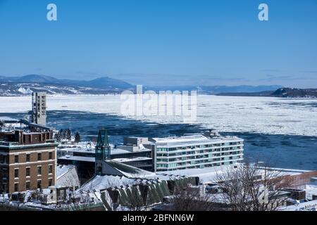 Gefrorener Saint Laurent Fluss in Quebec Stadt im Winter. Niemand Stockfoto