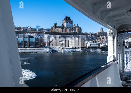 Frontenac Schloss in Quebec Stadt im Winter. Blick vom Fluss auf einem Boot. Viel Schnee Stockfoto