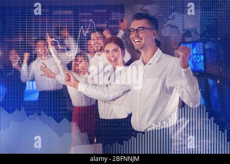 Börse Händler Erfolg feiern im Büro aufgeregt Stockfoto