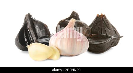 Set mit aromatischem Schwarz (Allium sativum) und weißen Knoblauchzwiebeln auf weißem Hintergrund Stockfoto