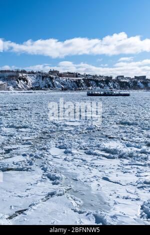 Fähre über den Fluss mit Eis bedeckt. Quebec City, Kanada Stockfoto