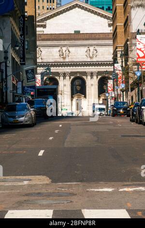 Die Straßen sind aufgrund der COVID-19-Pandemie, April 2020, New York City, USA, verlassen Stockfoto