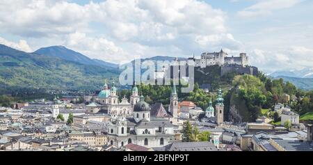 Idyllische Landschaft mit Panoramablick auf die Stadt Salzburg im Sommer Stockfoto