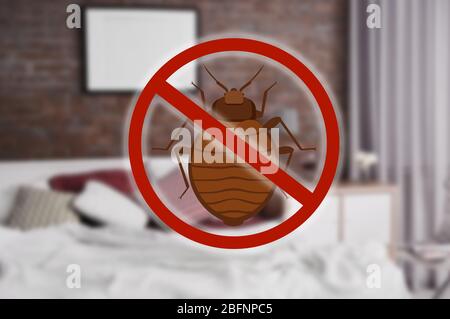 Das Schild mit den Insekten war nicht mehr zu sehen und das Bett im Zimmer war sauber Stockfoto