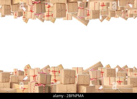 Rahmen der Paket-Geschenkboxen auf weißem Hintergrund Stockfoto