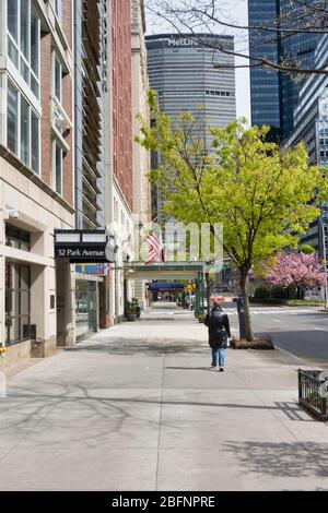 Park Avenue Bürgersteige in Murray Hill sind fast völlig leer von pestroams aufgrund der COVID-19 Pandemie, April 2020, New York City, USA Stockfoto