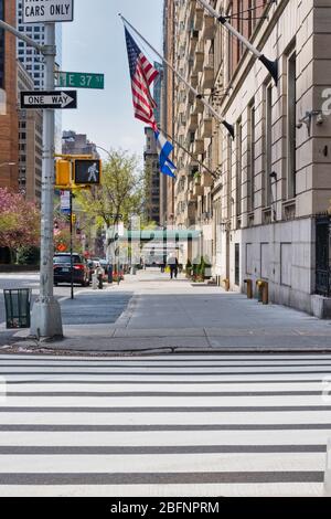 Park Avenue Bürgersteige in Murray Hill sind fast völlig leer von pestroams aufgrund der COVID-19 Pandemie, April 2020, New York City, USA Stockfoto