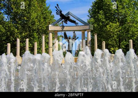 Denkmal für die Opfer der deutschen Besatzung und ein Brunnen auf dem Platz der Freiheit in Budapest, Ungarn Stockfoto