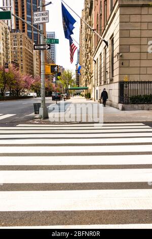 Park Avenue Bürgersteige in Murray Hill sind fast völlig leer von pestroams aufgrund der COVID-19 Pandemie, April 2020, New York City, USA Stockfoto