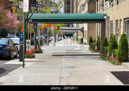 Park Avenue Bürgersteige in Murray Hill sind fast völlig leer von pestroams aufgrund der COVID-19 Pandemie, April 2020, New York City, USA Stockfoto