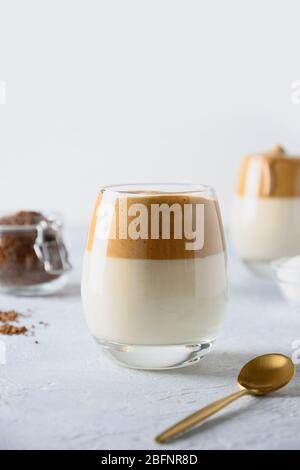 Zwei Gläser koreanischen Dalgona Kaffee auf weißem Hintergrund. Vertikale Aufnahme. Nahaufnahme. Stockfoto