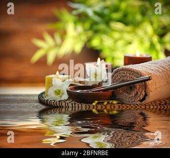 Schöne Spa-Komposition mit Reflexion auf der Wasseroberfläche Stockfoto