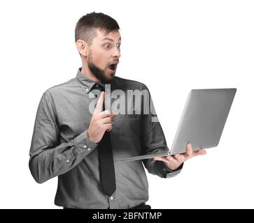 Schöner Programmierer mit Laptop auf weißem Hintergrund Stockfoto