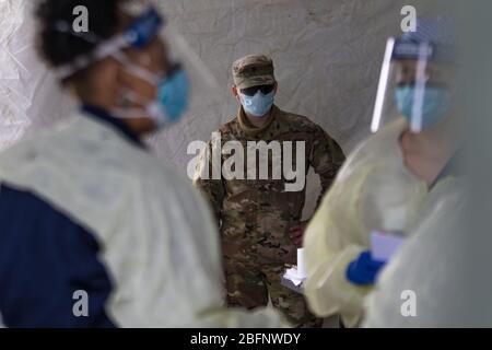 U.S. Army National Guard SPC. Daniel Boback, ein Spezialist für das Gesundheitswesen der 104th Medical Company, unterstützt das Krankenhauspersonal am COVID-19, Coronavirus Testgelände auf der Pimlico Race Course 14. April 2020 in Baltimore, Maryland. Stockfoto