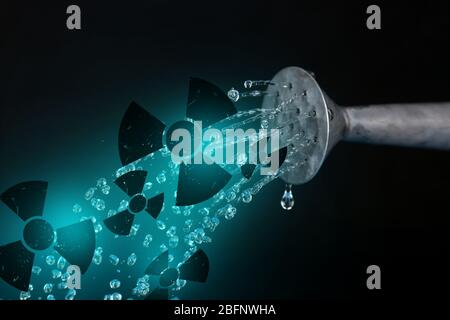 Konzept der Umweltverschmutzung. Giftwasser aus der Dose vor schwarzem Hintergrund gießen Stockfoto