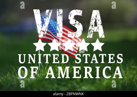 Text VISA US-AMERIKANISCHE und US-amerikanische Flagge auf Gras Hintergrund Stockfoto