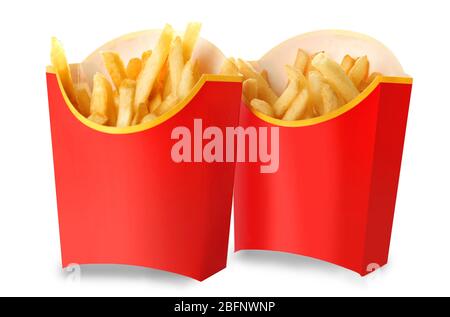 Kartonschachteln mit leckeren Pommes frites auf weißem Hintergrund Stockfoto