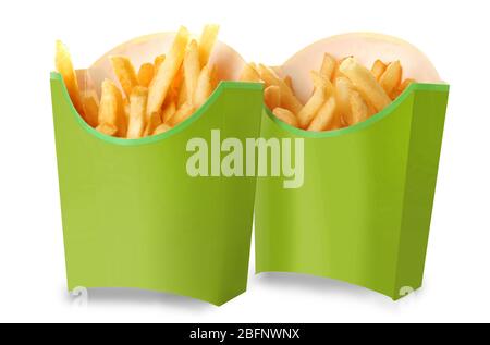 Kartonschachteln mit leckeren Pommes frites auf weißem Hintergrund Stockfoto