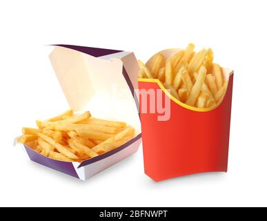 Kartonschachteln mit leckeren Pommes frites auf weißem Hintergrund Stockfoto