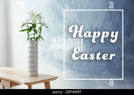 Weiße Lilien in Vase auf dem Tisch. Text HAPPY EASTER auf Hintergrund Stockfoto