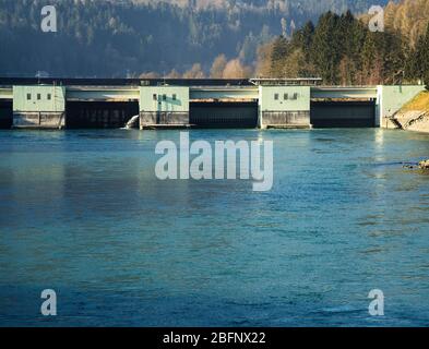 Wasserkraftwerke erzeugen von Menschen gemacht Damm in Dravograd, Slowenien Stockfoto