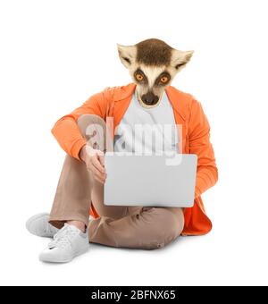 Mann mit Kopf des Lemur auf weißem Hintergrund Stockfoto