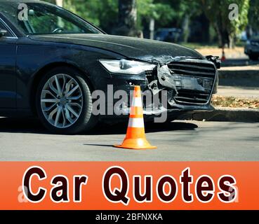 Car Quotes Konzept. Beschädigtes Fahrzeug auf der Straße Stockfoto