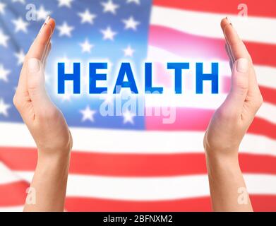Wort GESUNDHEIT und weibliche Hände auf USA Flagge Hintergrund Stockfoto