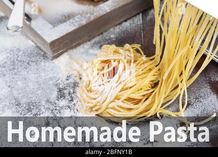 Raw hausgemachte Pasta auf hölzernen Hintergrund Stockfoto