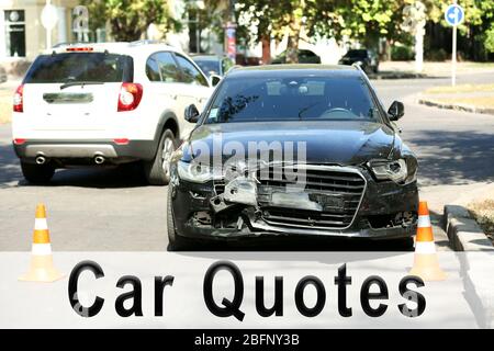 Car Quotes Konzept. Beschädigtes Fahrzeug auf der Straße Stockfoto