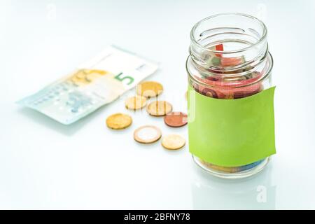 Warschau, Polen 04.02.2020. Münzen im Glas mit leerem Etikett. Nahaufnahme Stockfoto