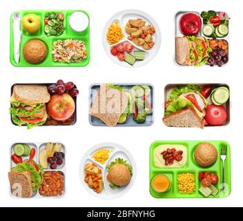 Set mit Serviertabletts und Boxen mit Essen für Schulessen auf weißem Hintergrund Stockfoto