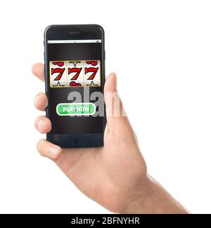 Mann mit Smartphone für Online-Casino-Spiel auf weißem Hintergrund spielen Stockfoto