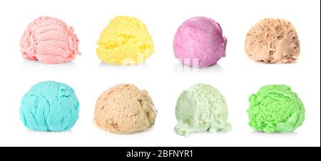 Eisbecher mit verschiedenen Geschmacksrichtungen auf weißem Hintergrund Stockfoto