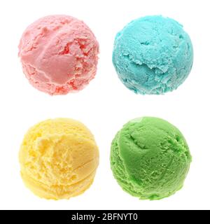 Eisbecher mit verschiedenen Geschmacksrichtungen auf weißem Hintergrund Stockfoto